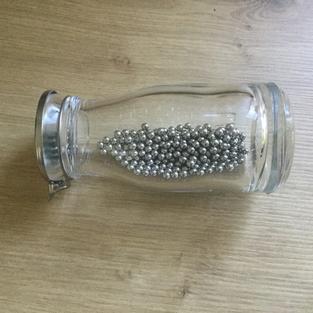 kleine Flasche mit Edelstahlreinigungskugeln darin.