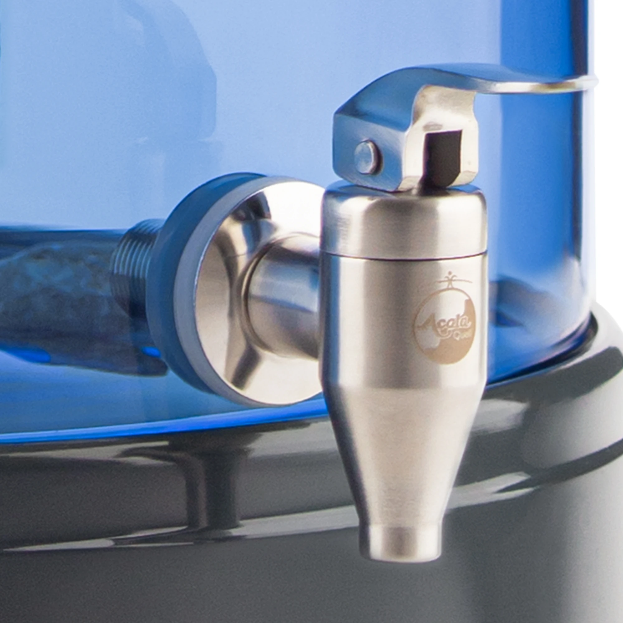 Zu sehen ist der Edelstahl Wasserhahn Yamashita für Standfilter an einem Glastank in blau montiert. Der Hahn ist silber, man sieht vorne das AcalaQuell Logo darauf. Der Hebel zum öffnen ist nach vorne gedreht.