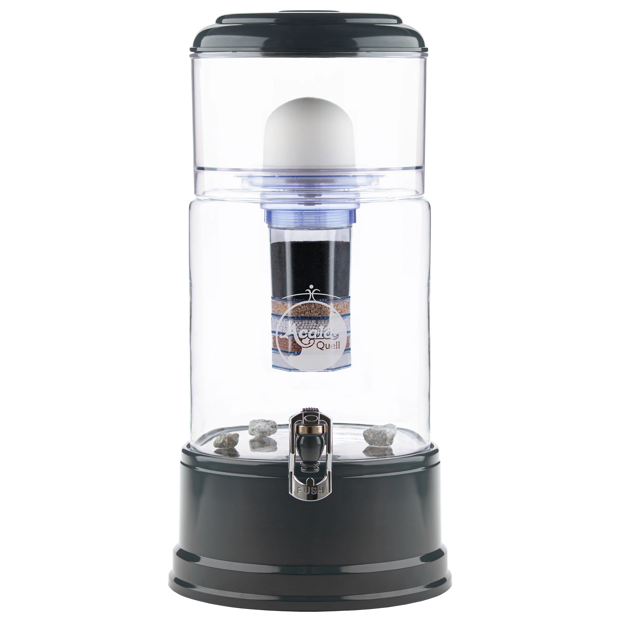 Zu sehen ist der Wasserfilter Grande in kristallklar-anthrazit inklusive Filterkartusche und Keramikfilter, weißer Hintergrund. Sockel, Deckel und Hahn in anthrazit, 10L Glastank und oberer 4L Einfüllbehälter in kristallklar.