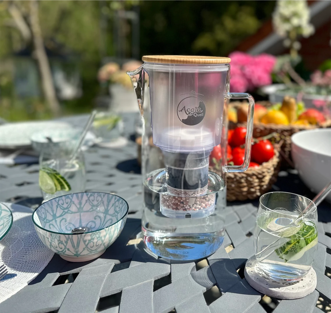 ein Acala Silizia Kannenfilter steht auf dem Tisch mit Grillzubehör