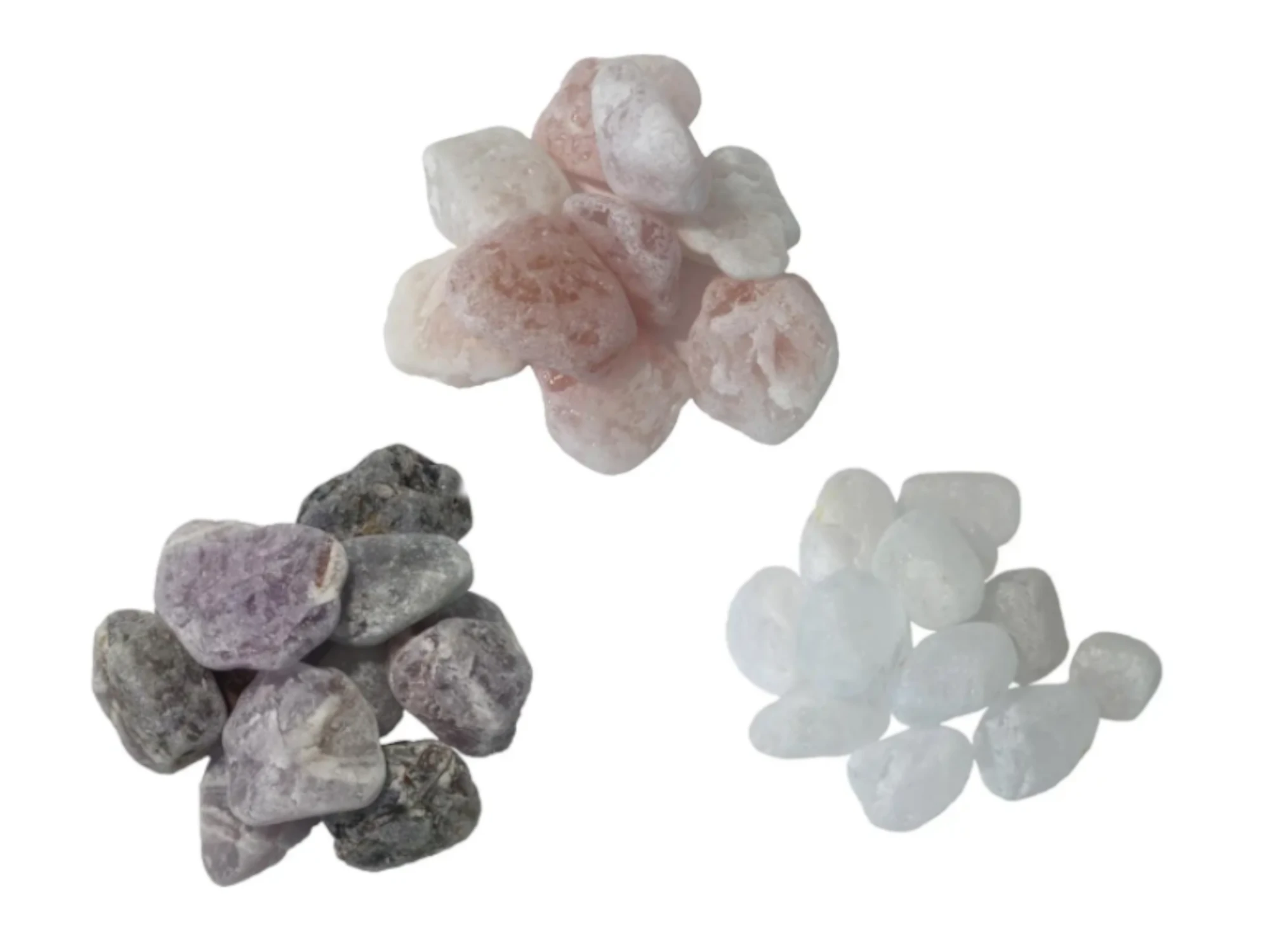 Zu sehen sind 3 Haufen mit verschieden farbigen Edelsteinen auf weißem Hintergrund. Das Bild zeigt das Wassersteine Set bestehend aus Bergkristall, Rosenquarz und Amethyst, von Acala.