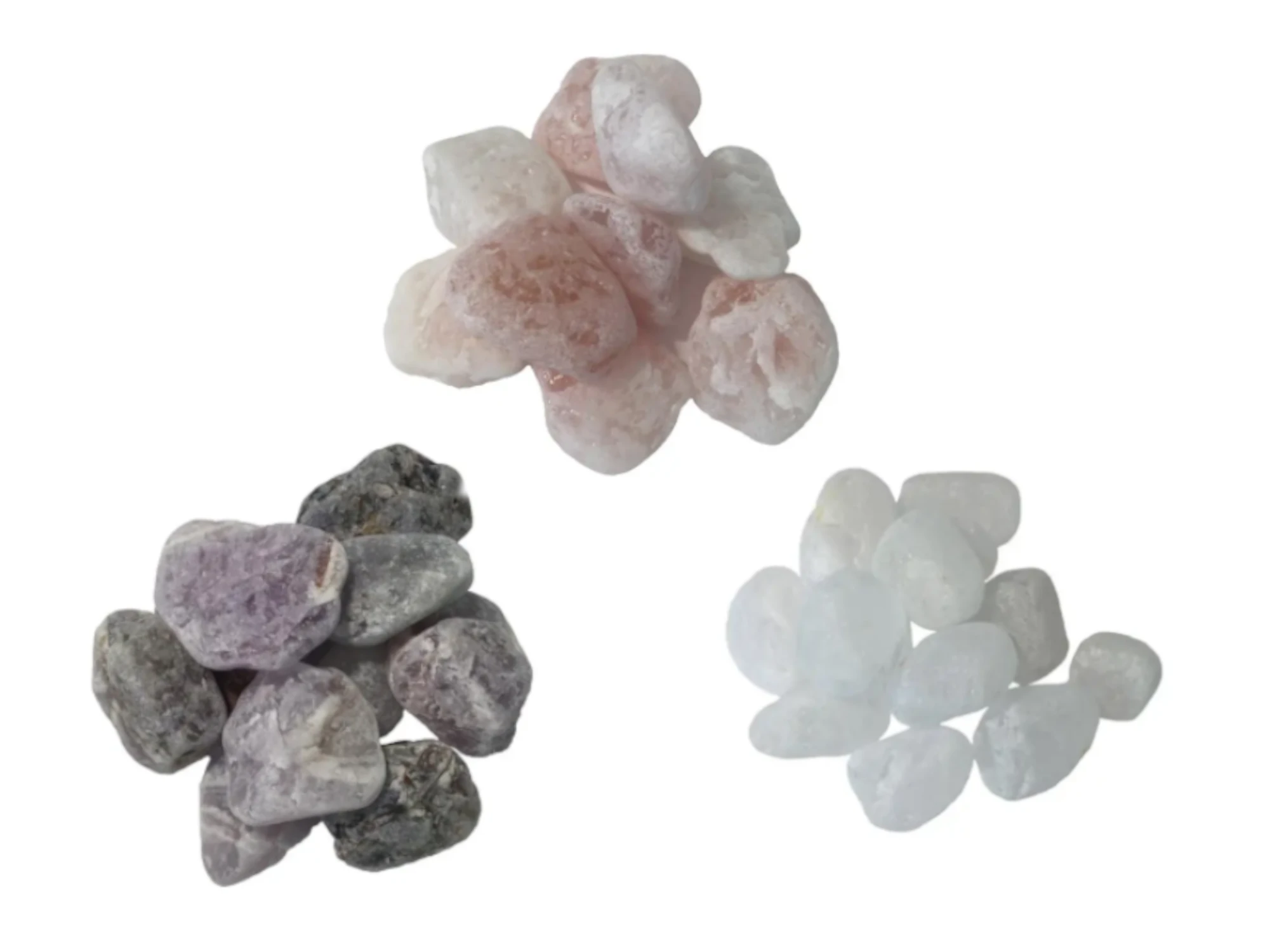 Wassersteine im 3er Set Bergkristall, Rosenquarz und Amethyst Wassersteine in 3 Haufen, weißer Hintergrund.