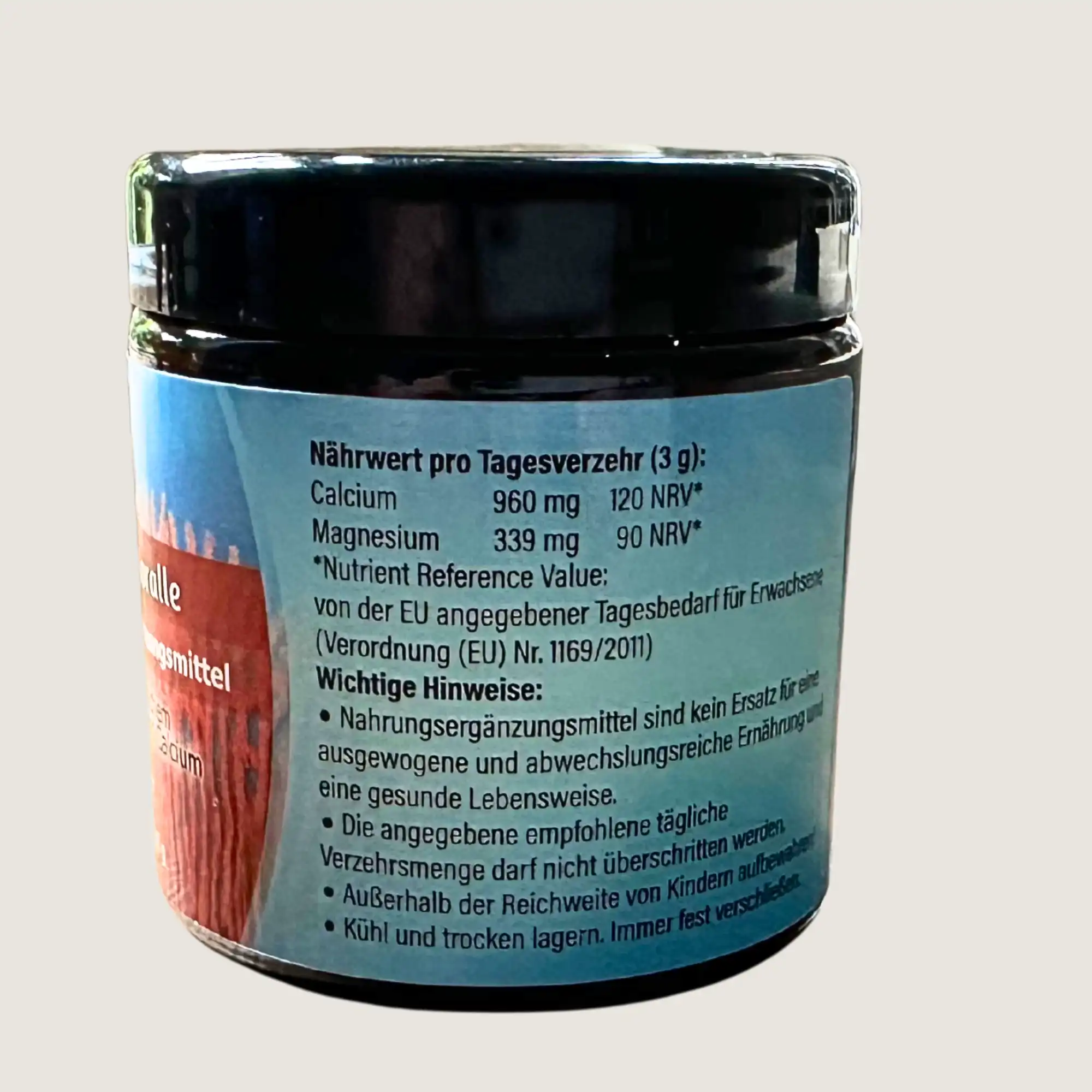 Das Glas der Sangokoralle mit der Nährwert verzehr pro Tag Calcium 960 Milligramm Magnesium 339 Milligramm