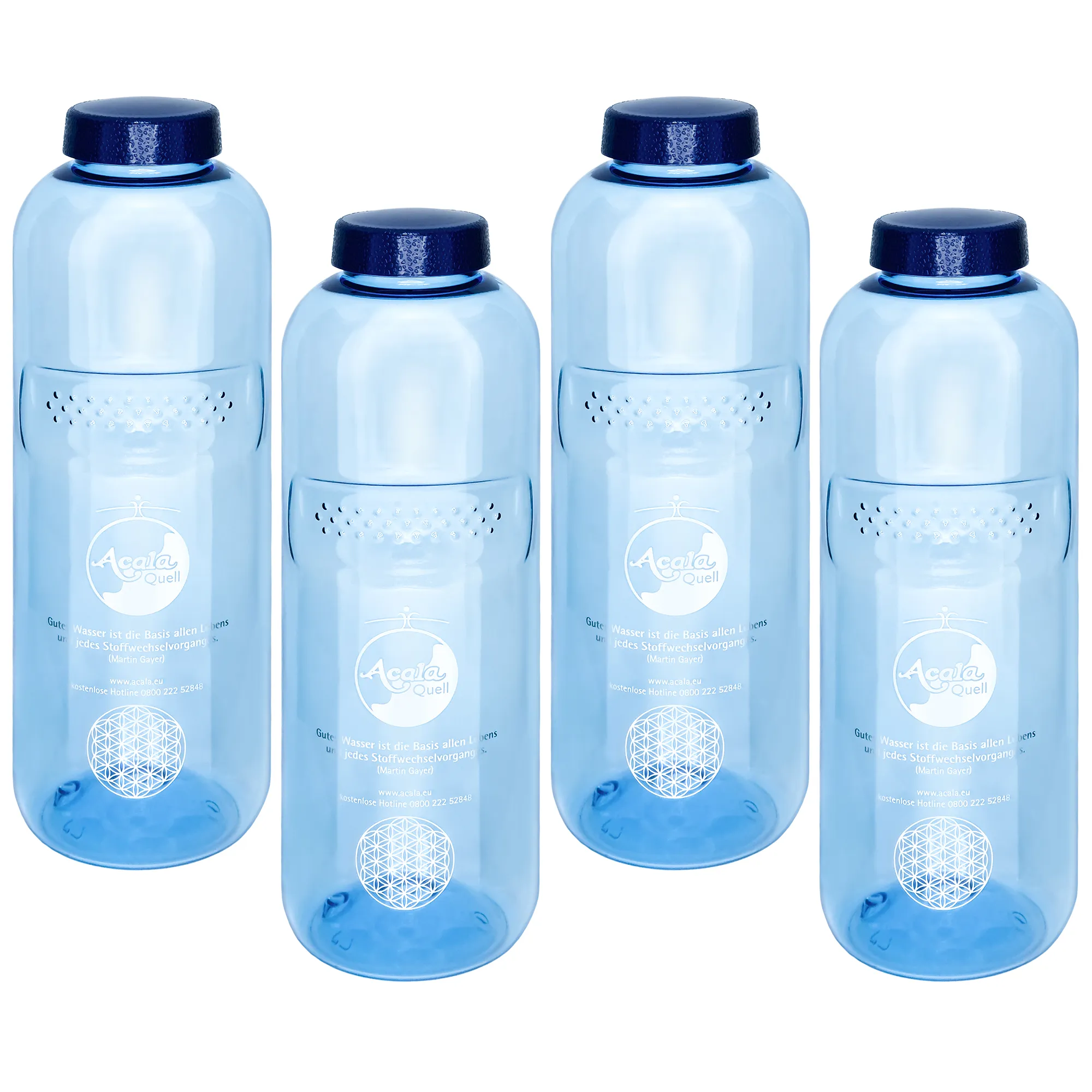 Zu sehen sind vier blaue Tritan Trinkflaschen Grip mit dunkelblauem Schraubdeckel vor weißem Hintergrund. Man sieht ein silbernes Acala Logo und die Blume des Lebens auf den Flaschen.