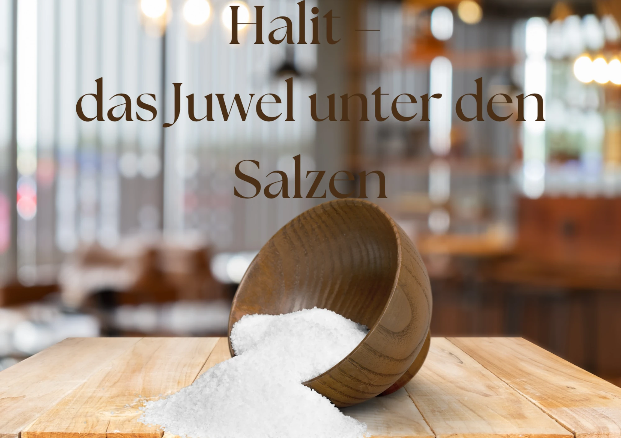 Halit-Salz fein 1 kg feines,weißes Halit Salz quillt aus einer umgeworfenen braunen schüssel. die schüssel liegt auf einem tisch