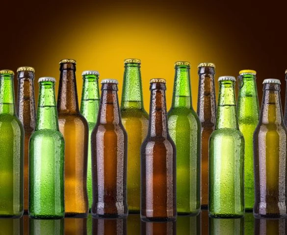 Bild mit 7 grünen und 6 braunen Bier und Weinflaschen.Das Bild ist ein Teil des Acala Blogbeitrages: Blauglas oder Klarglas? Was ist besser für Wasser?
