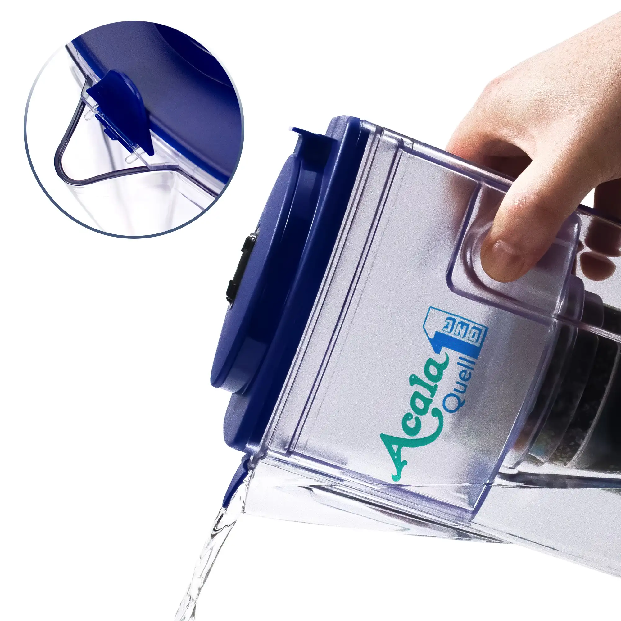 Frisch gefiltertes Wasser wird aus dem Kannenfilter One in eine Glaskaraffe gegossen