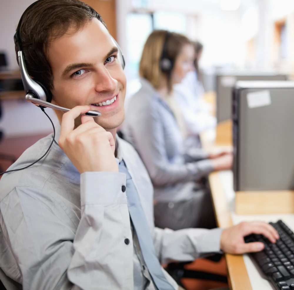 Acala GmbH Kundensercvicemitarbeiter mit Headset auf dem Kopf