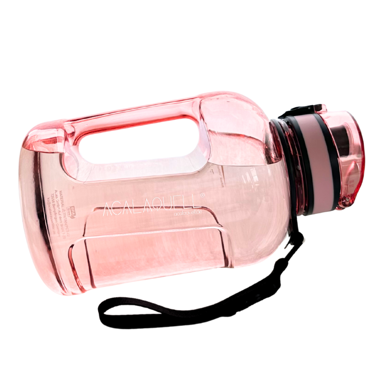 Tritanflasche Maxigo mit großen Griff mit Waser gefüllt