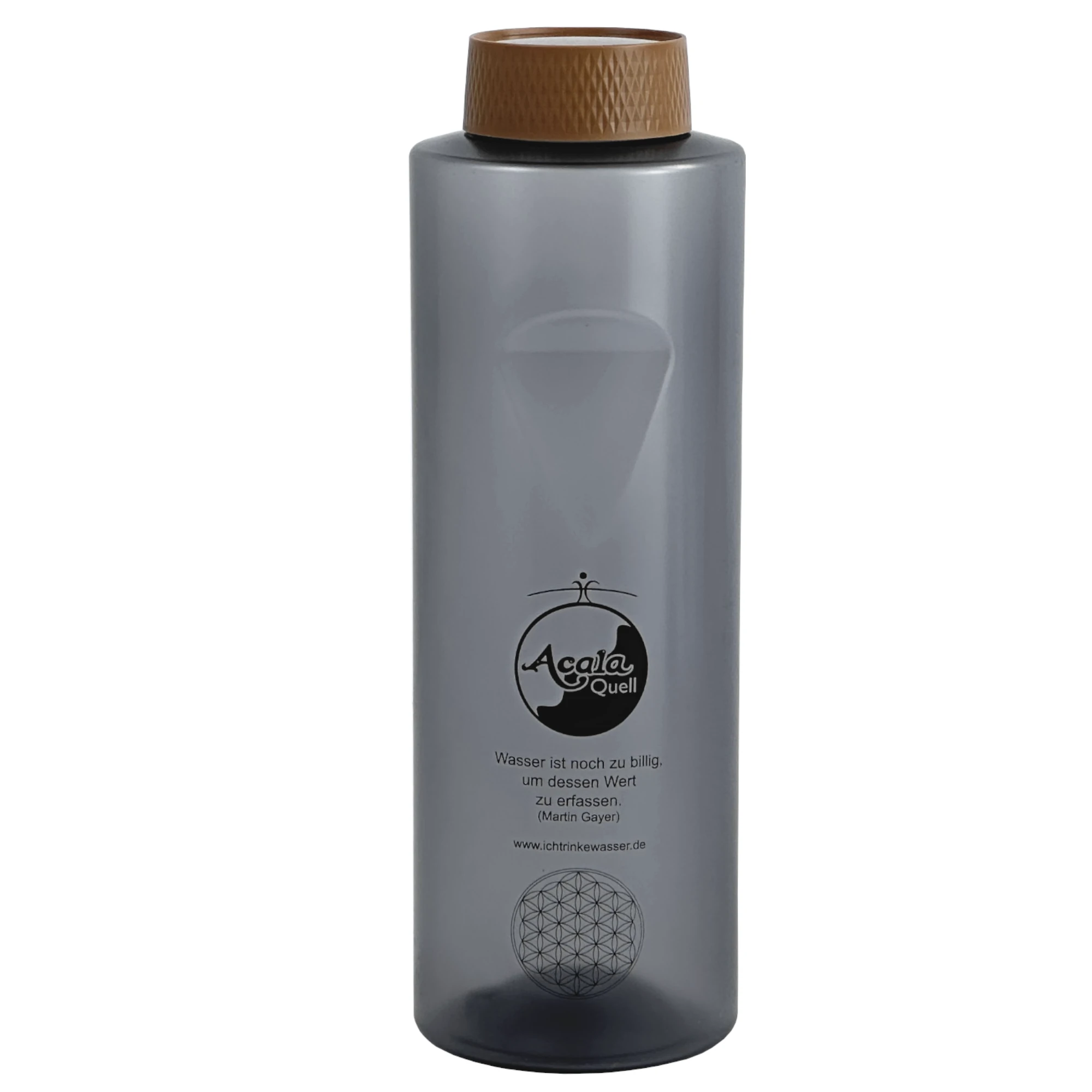 Zu sehen ist eine Trinkflasche in anthrazit mit braunem Schraubdeckel vor weißem Hintergrund. Man sieht das Acala Logo und die Blume des Lebens aufgedruckt. Das Bild zeigt die Tritan Trinkflasche Grip 0,8 Liter von Acala. 
