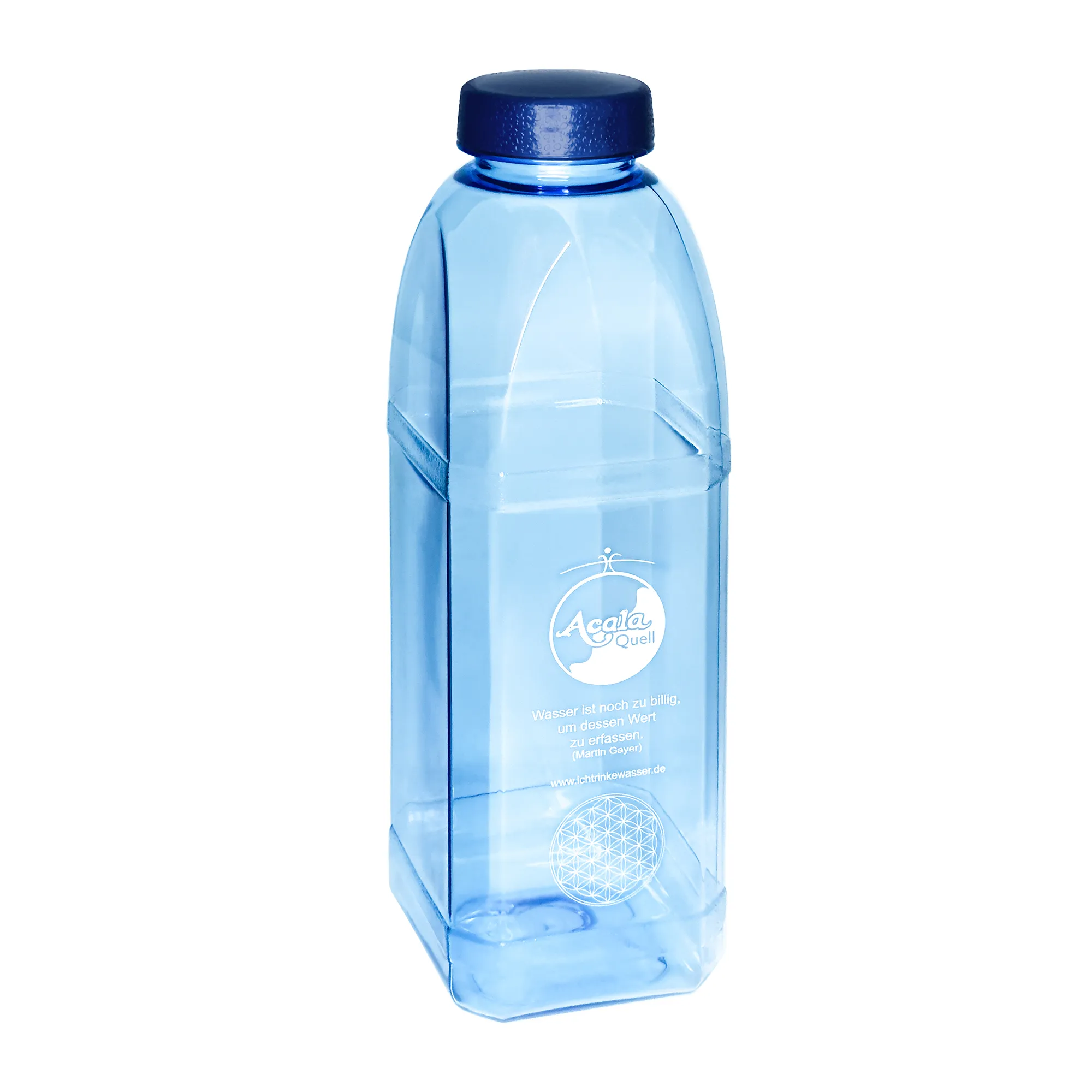 Eine Tritan Trinkflasche 8-Kant von Acala vor weißem Hintergrund.