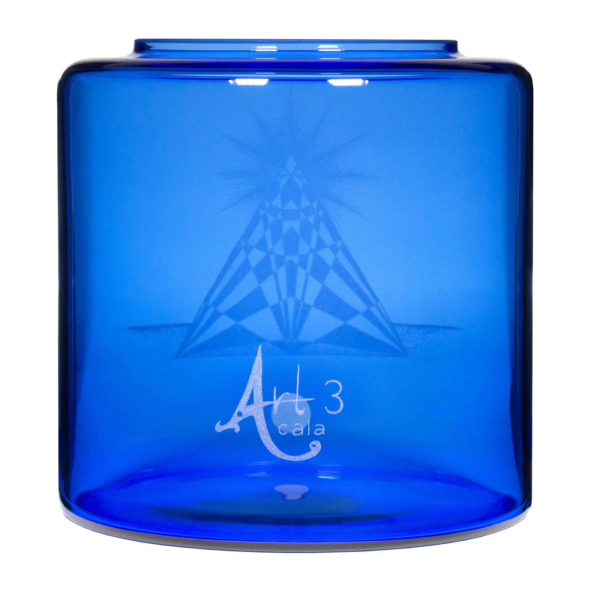 Vorratstank für einen Acala Wasserfilter Mini mit einer Handgravur. Die Gravur zeigt, auf blauem Glas, ein Dreieck mit Muster und einer Sonnendarstellung an der Spitze.Ansicht von hinten.