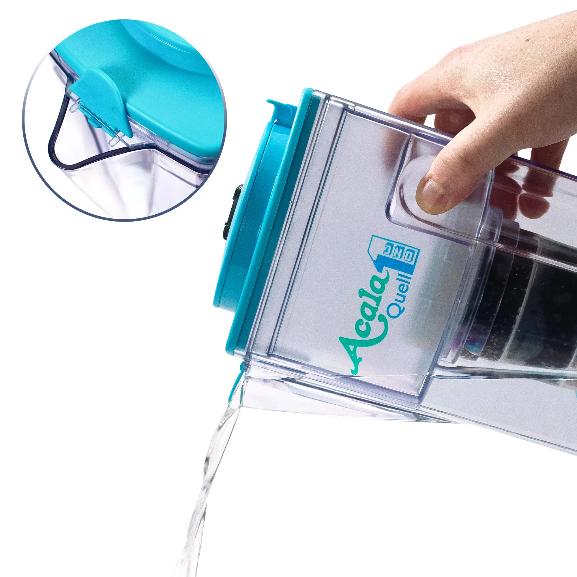 Frisch gefiltertes Wasser wird aus dem Kannenfilter One in eine Glaskaraffe gegossen