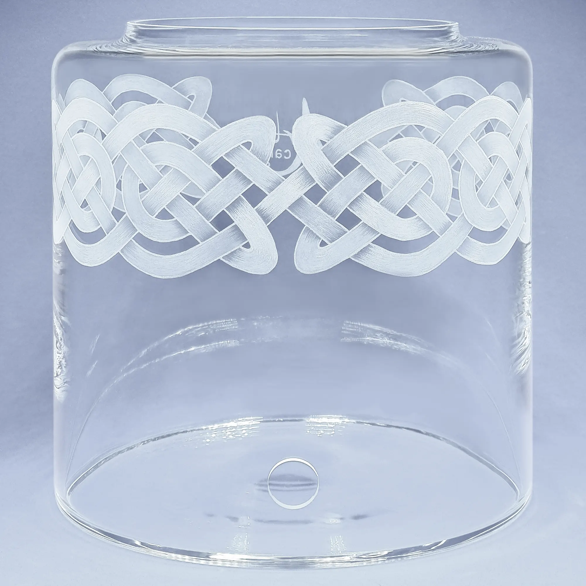 Ein 8Liter Acala Wasserfilter in klarem Glas mit einem umlaufenden Muster aus Knoten,am oberen Rand des runden Glases. Vorderansicht.