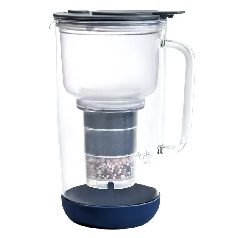 Kannenfilter Mira aus Glas, der Deckel ist anthrazit und der Stoßschutz ist dunkelblau