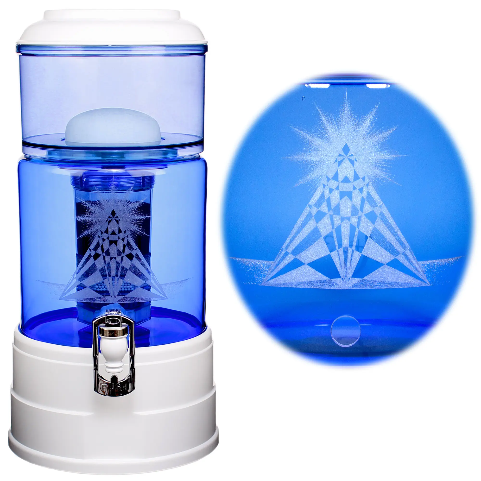 Ein Acala Wasserfilter Mini mit einer Handgravur. Die Gravur zeigt, auf blauem Glas, ein Dreieck mit Muster und einer Sonnendarstellung an der Spitze. Rechts vom Wasserfilter ist eine Nahaufnahme der Gravur.