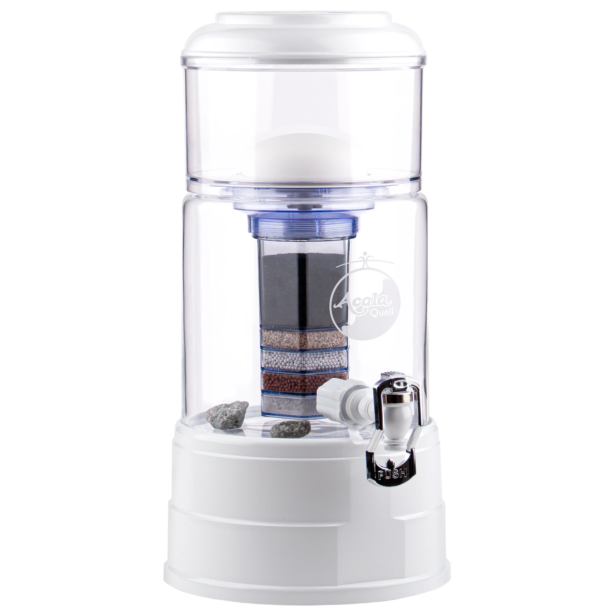 Zu sehen ist der Wasserfilter Mini in kristallklar-weiß inklusive Filterkartusche und Keramikfilter, weißer Hintergrund. Sockel, Deckel und Hahn in weiß. 5L Glastank in kristallklar mit heller Acala Logo Gravur, oberer Einfüllbehälter auch in klar.