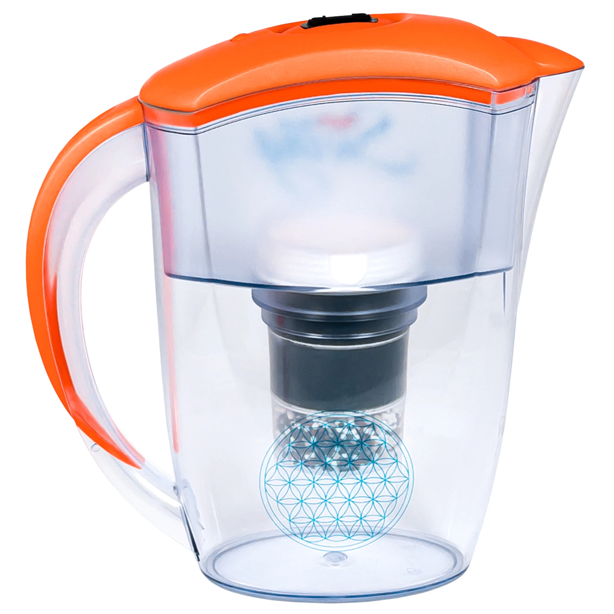 Zu sehen ist der Acala Swing Kannen Wasserfilter inklusive einer Filterkartusche und einem Mikroschwamm mit Deckel und Griff in orange vor weißem Hintergrund. Man schaut auf die Rückseite des Filters und sieht die Blume des Lebens aufgedruckt.