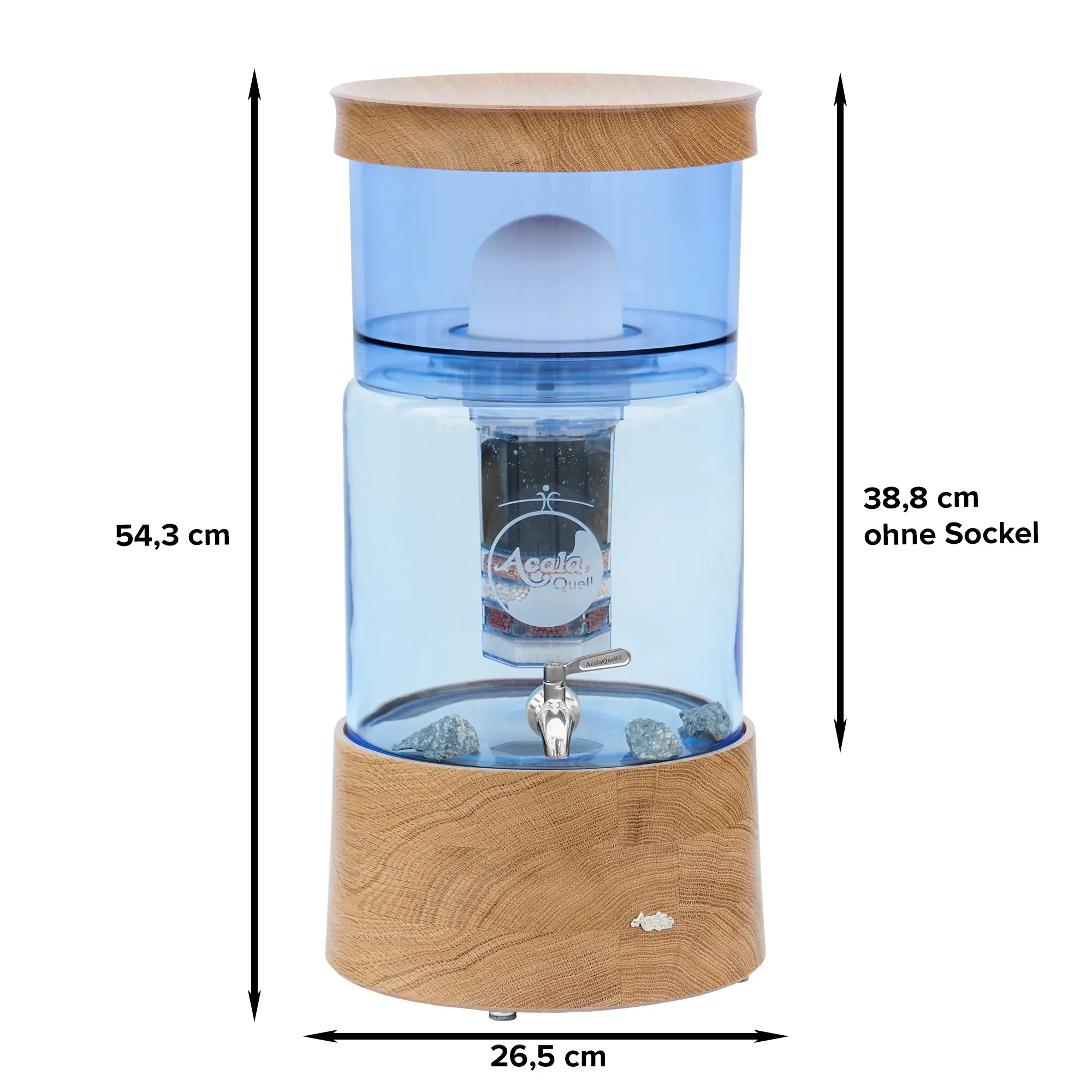 Zu sehen ist der AcalaQuell Smart in blau mit einer Filterkartusche, einem Keramikfilter und Yakawa Hahn. Deckel und Sockel sind aus Eiche Echtholz. Auf dem Sockel befindet sich ein silbernes Acala Logo. Seitlich und unten am Filter stehen Maße.