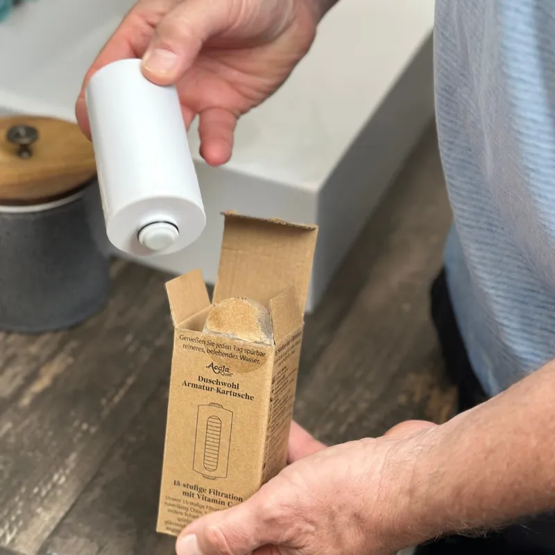 Kartusche für Duschwasserfilter wird gerade ausgepackt