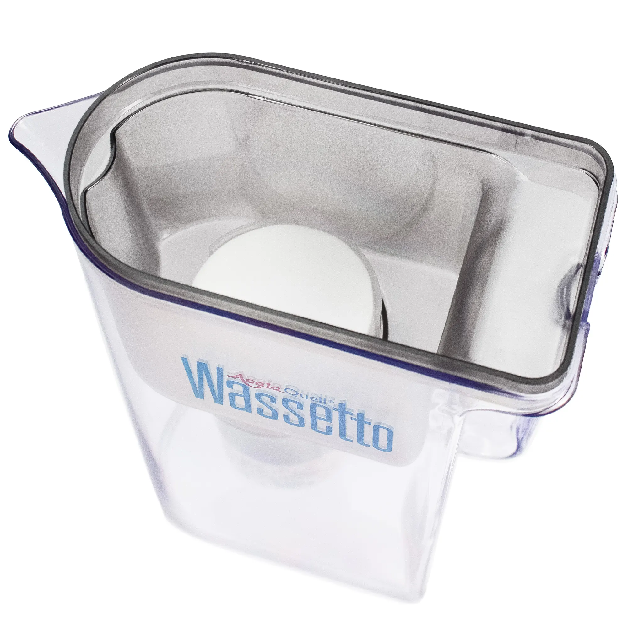 Man schaut von schräg oben in den Wasserfilter hinein und sieht dort auf den Mikroschwamm