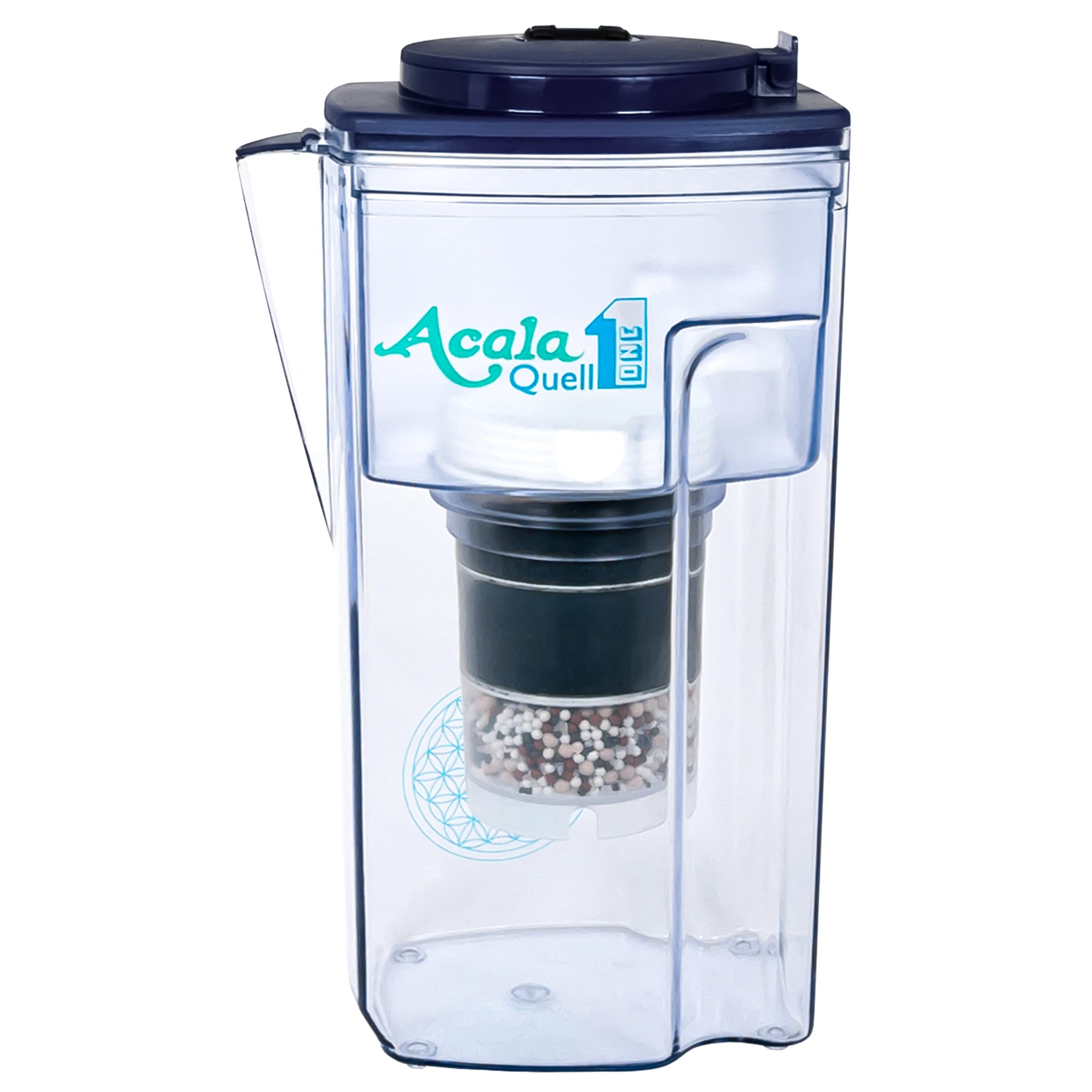 AcalaQuell® One Wasserfilterkanne Zu sehen ist der Acala Kannen Wasserfilter ONE inklusive einer Filterkartusche und einem Mikroschwamm mit Deckel in dunkelblau vor weißem Hintergrund. Man schaut frontal auf den Filter und sieht den Aufdruck AcalaQuell1.