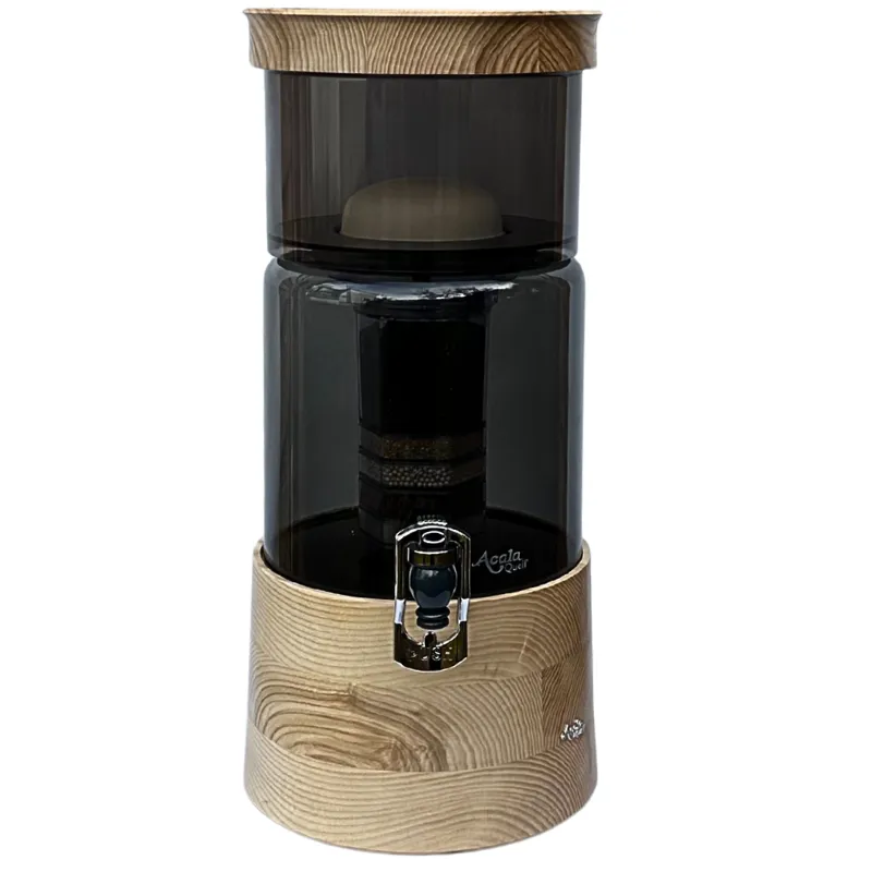 Kompakter AcalaQuell Mini Wasserfilter in Antrazit mit Glastank sowie flach gearbeitetem Deckel und Sockel aus Eschenholz.