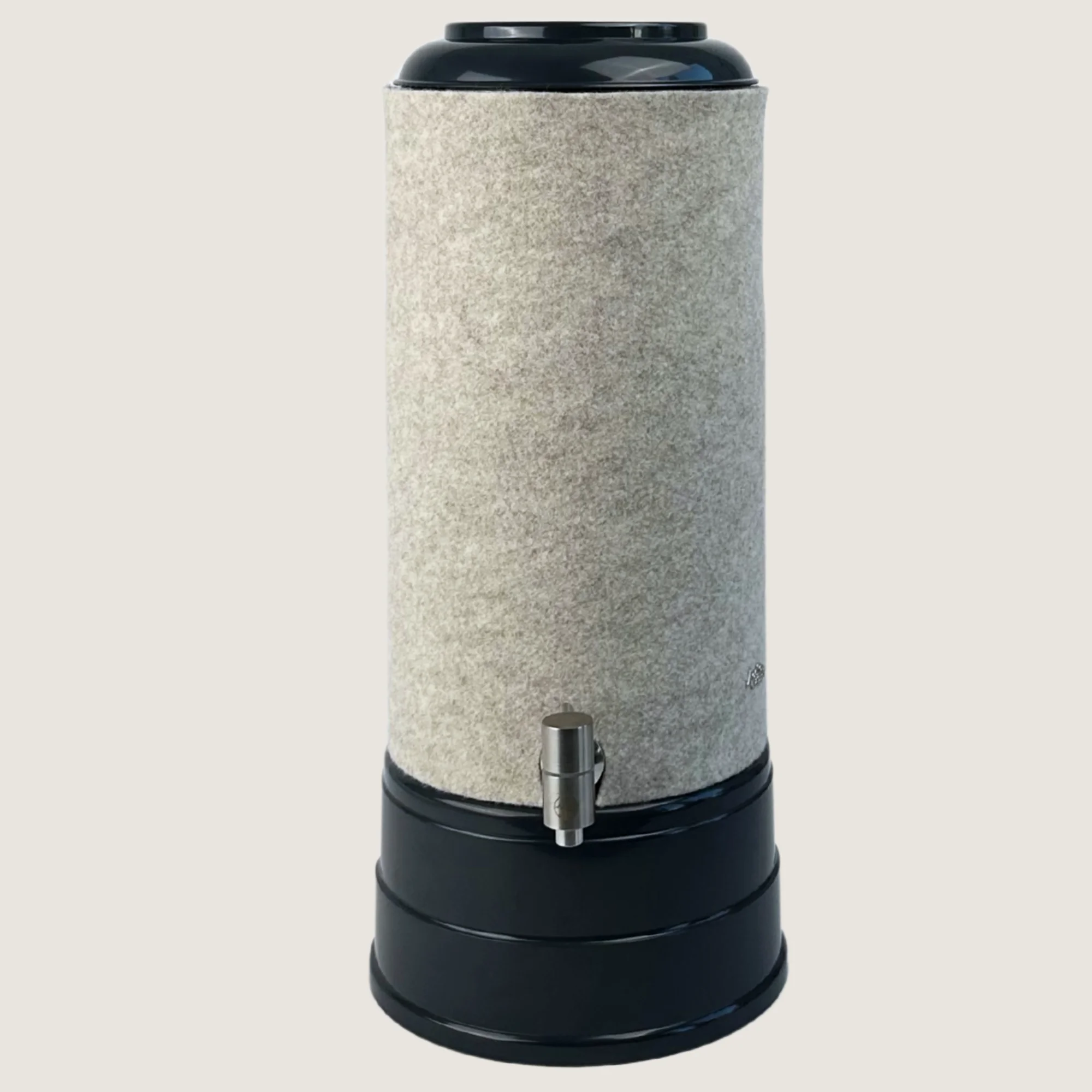 AcalaQuell Midi mit Sockel und Deckel in anthrazit, Edelstahl Wasserhahn und Schurwolle Lichtschutzüberzug in beige.