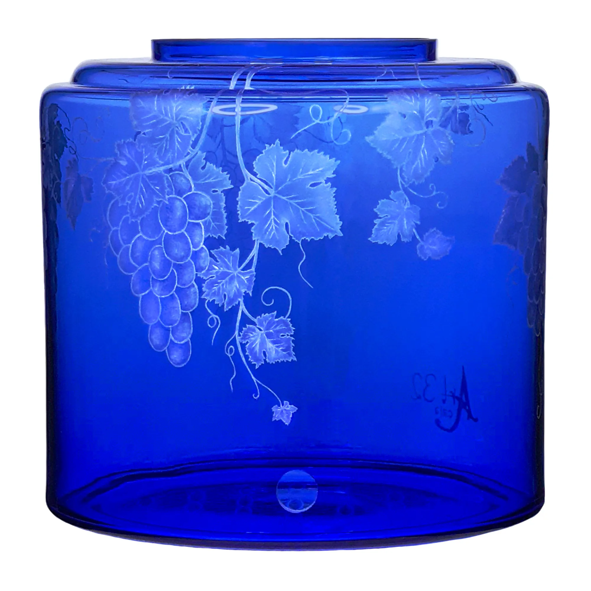 Vorratstank für einen Acala Wasserfilter Mini mit einer Handgravur. Die Gravur zeigt, auf blauem Glas, Traubenranken und Blätter.Ansicht von vorne.