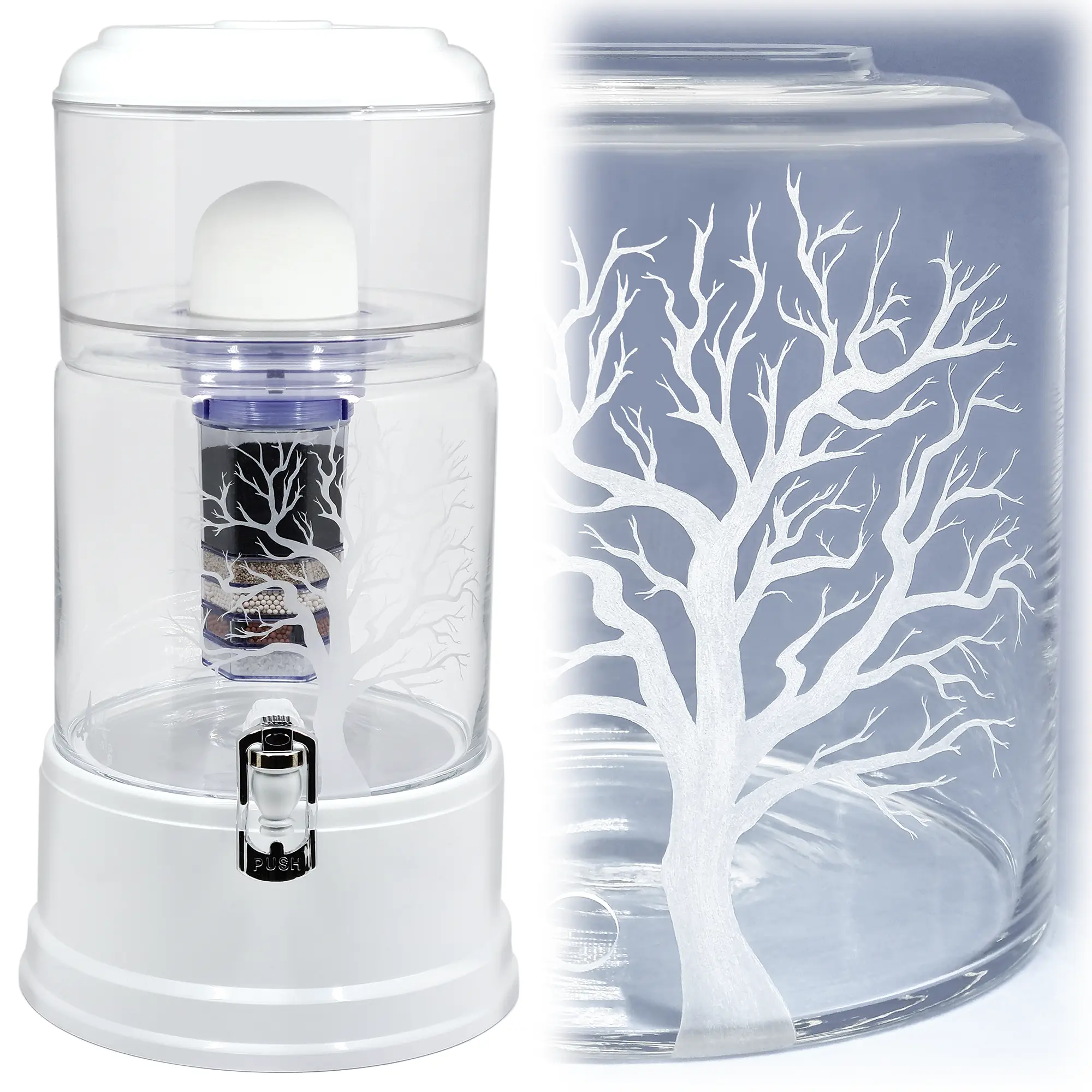 Ein Acala 8LWasserfilter in klarem Glas mit dem graviertem großen Baum ohne Blätter.Rechts von dem Wasserfilter ist eine Nahaufnahme der Gravur.