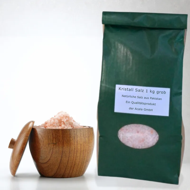 Eine PAckung Salz, grobe Körnung, daneben steht ein Holzgefäß, gefüllt mit dem Salz