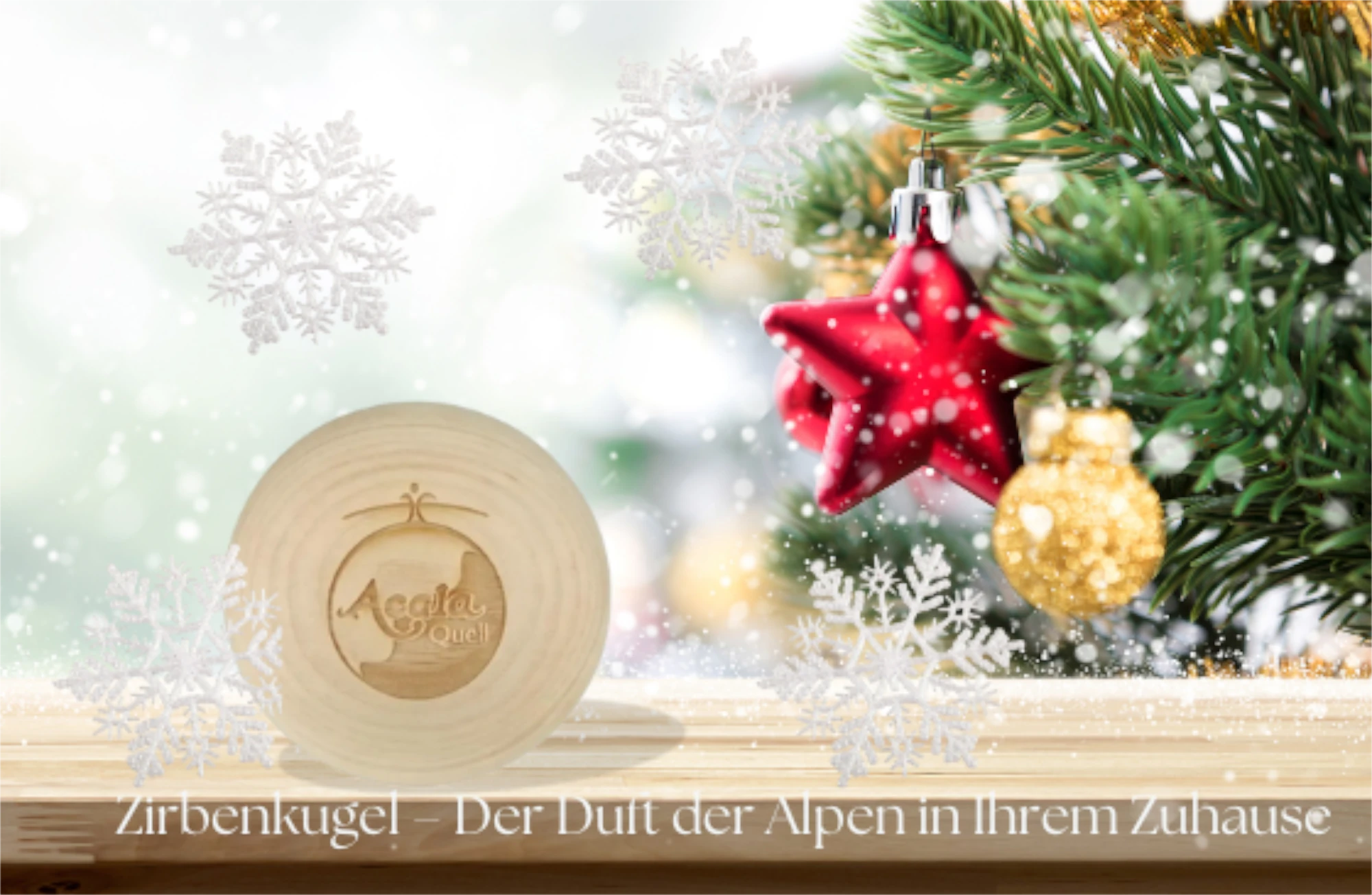 AcalaQuell Zirbenholzkugel auf hellem Holztisch in weihnachtlicher Atmosphäre.