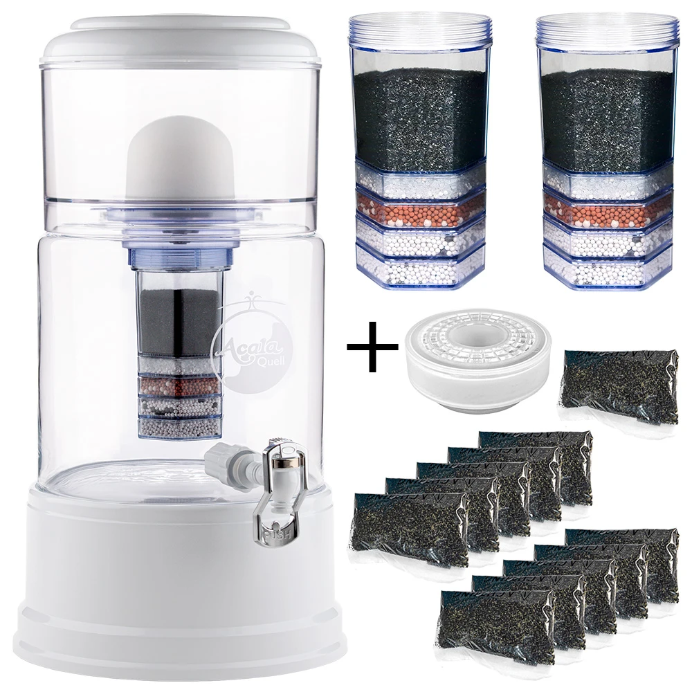 Zu sehen ist der Acala Advanced in kristallklar-weiß inklusive Filterkartusche und Keramikfilter. Zusätzlich sieht man 2 Filterkartuschen, eine Kalkfilterdose inklusive Füllung und 11 Kalknachfüllbeutel. Das Bild zeigt das Einsteigerpaket für ein Jahr.