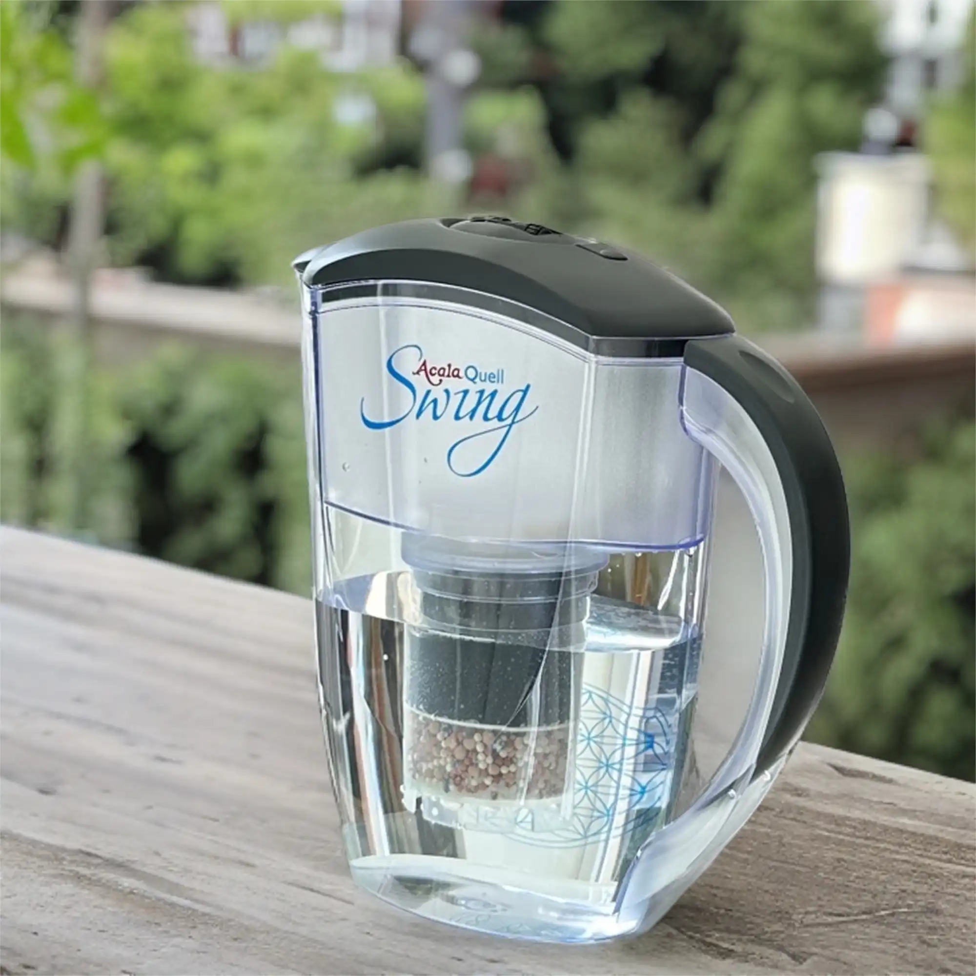 Wasserfilter in einer Kanne, handlicher Griff auf einerm holztisch