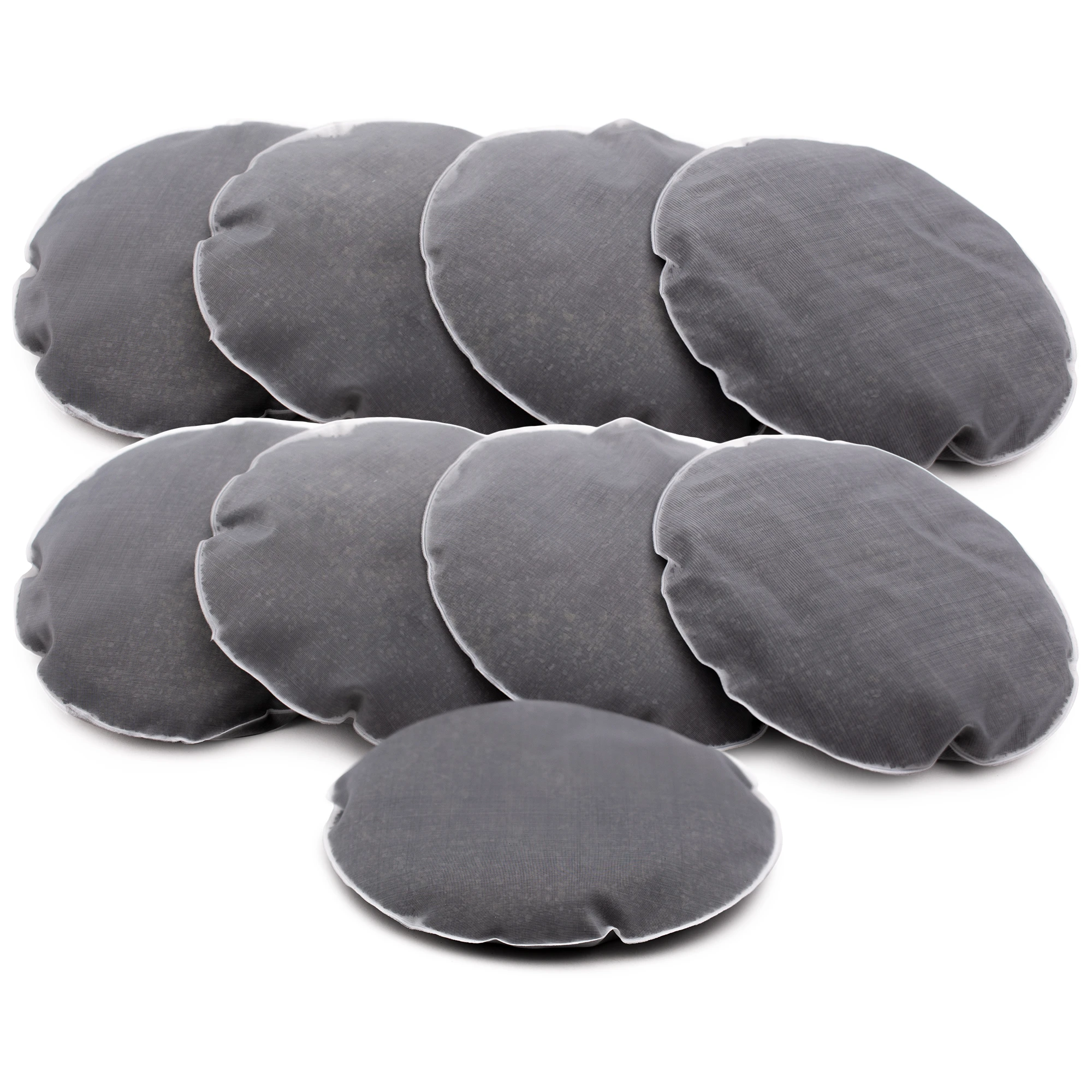 9er Set Kalkfilter│AcalaQuell® Wasserfilter-Kannen Neun schwarze Acala Quell Kalkfilterpads überlappend liegend in zwei Reihen a vier Stück voreinander und ein Kalkfilter Pad davor auf weißem Hintergrund.