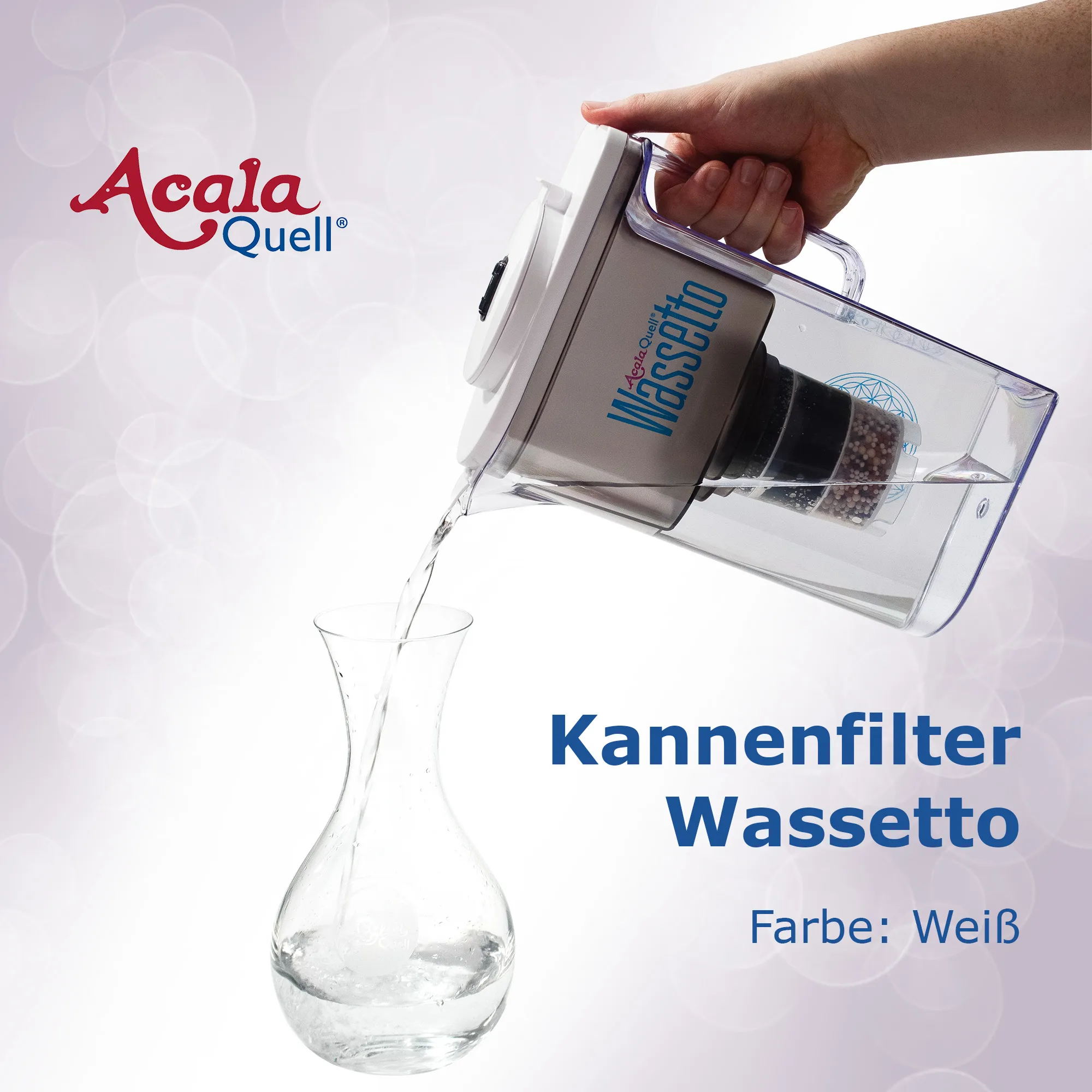 Frisch gefiltertes Wasser wird aus dem Kannenfilter Wassetto in eine Glaskaraffe gegossen