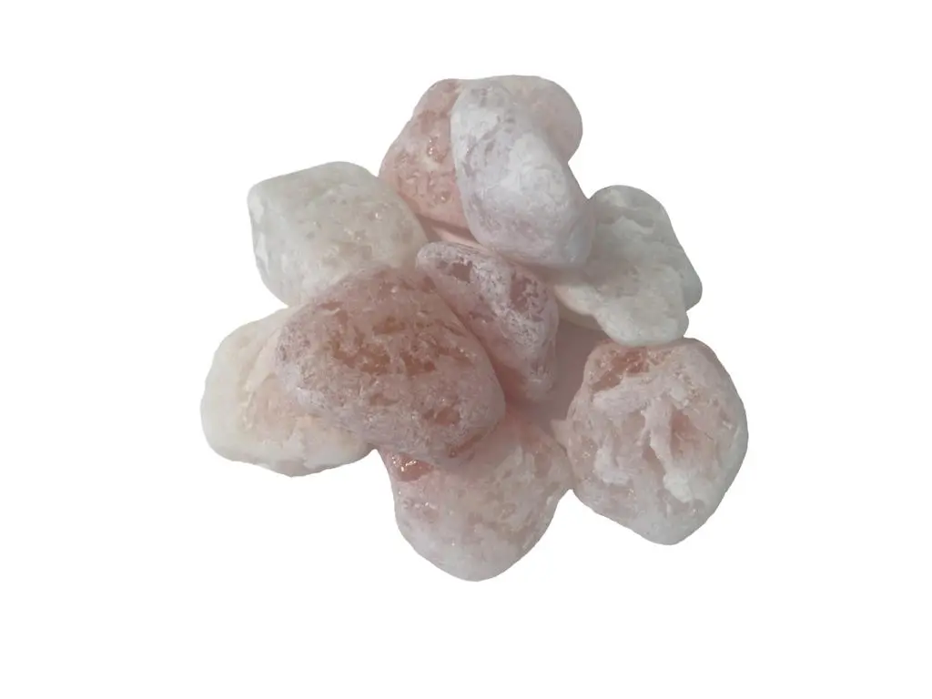 Zu sehen ist ein Haufen rosa farbener Steine vor weißem Hintergrund. Das Bild zeigt die Rosenquarz Wassersteine von Acala. 