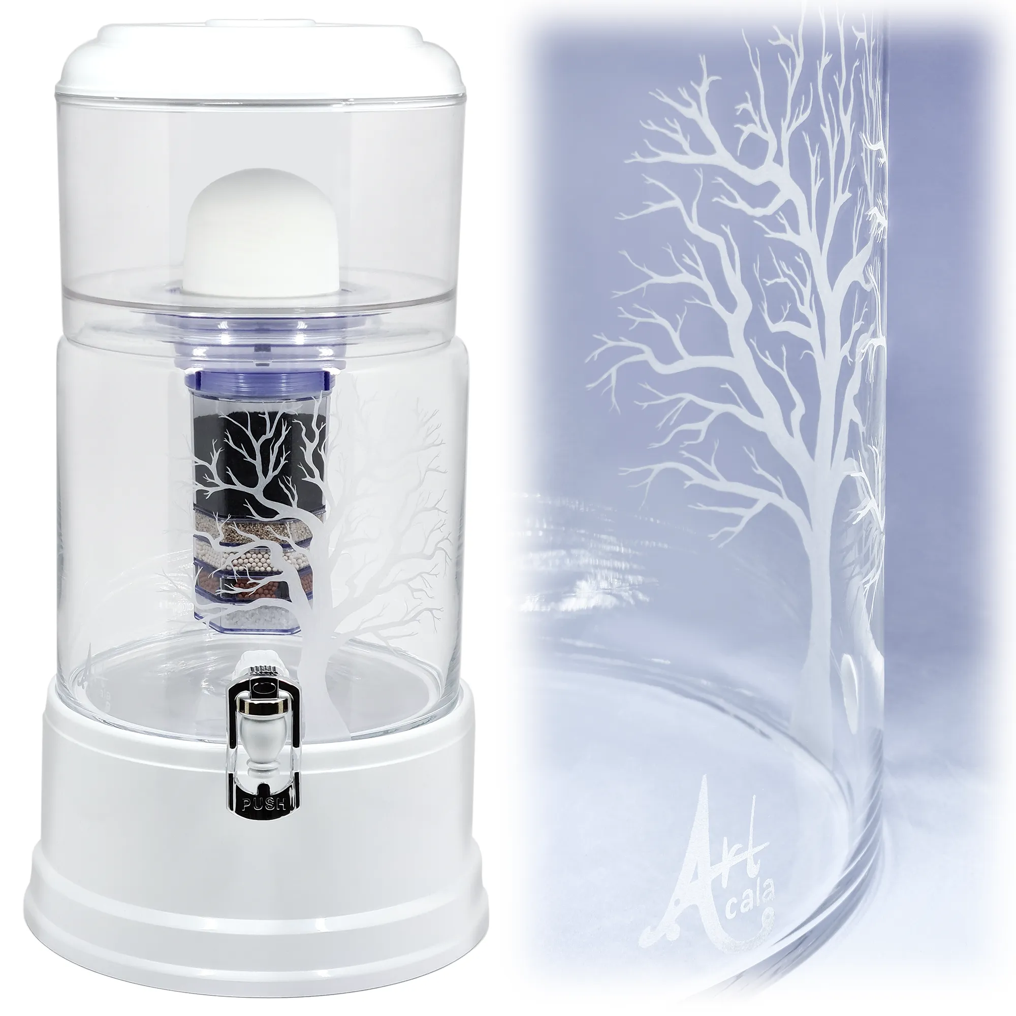 Ein Acala 8LWasserfilter in klarem Glas mit dem graviertem großen Baum ohne Blätter.Rechts von dem Wasserfilter ist eine Nahaufnahme der Gravur.