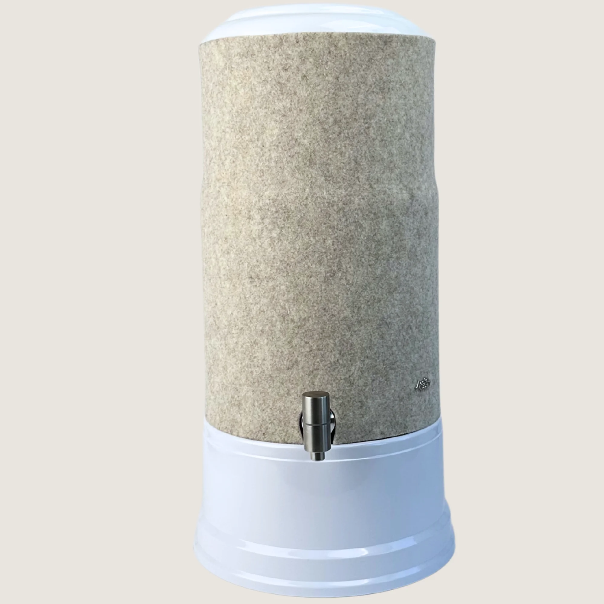 AcalaQuell Grande mit Sockel und Deckel in weiß, Edelstahl Wasserhahn und Schurwolle Lichtschutzüberzug in beige.