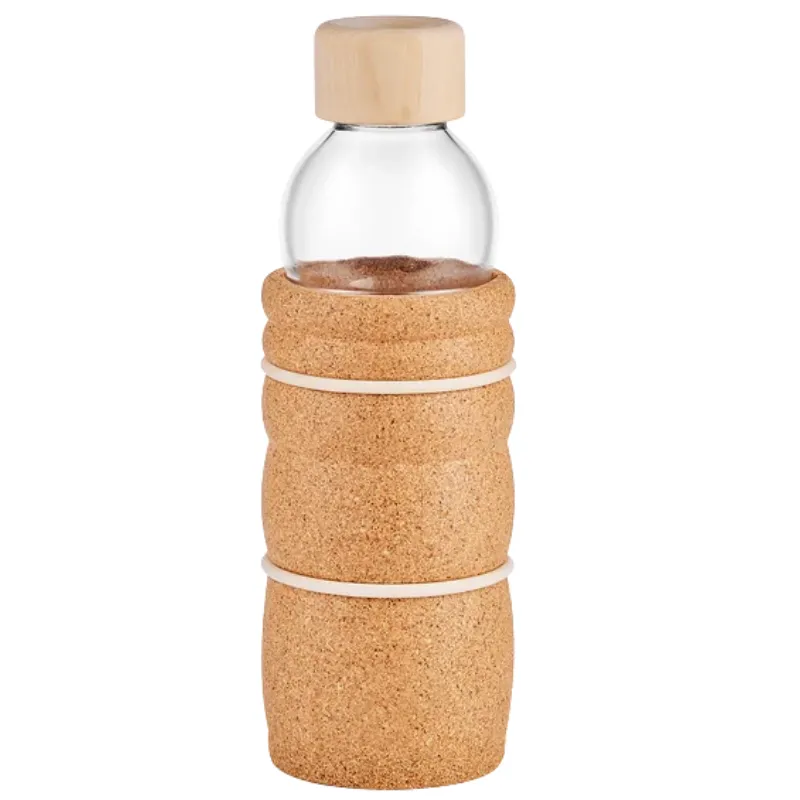 Die Glasflasche mit Cock Ummantelung und Zirbenholzdeckel von hinten dargestellt