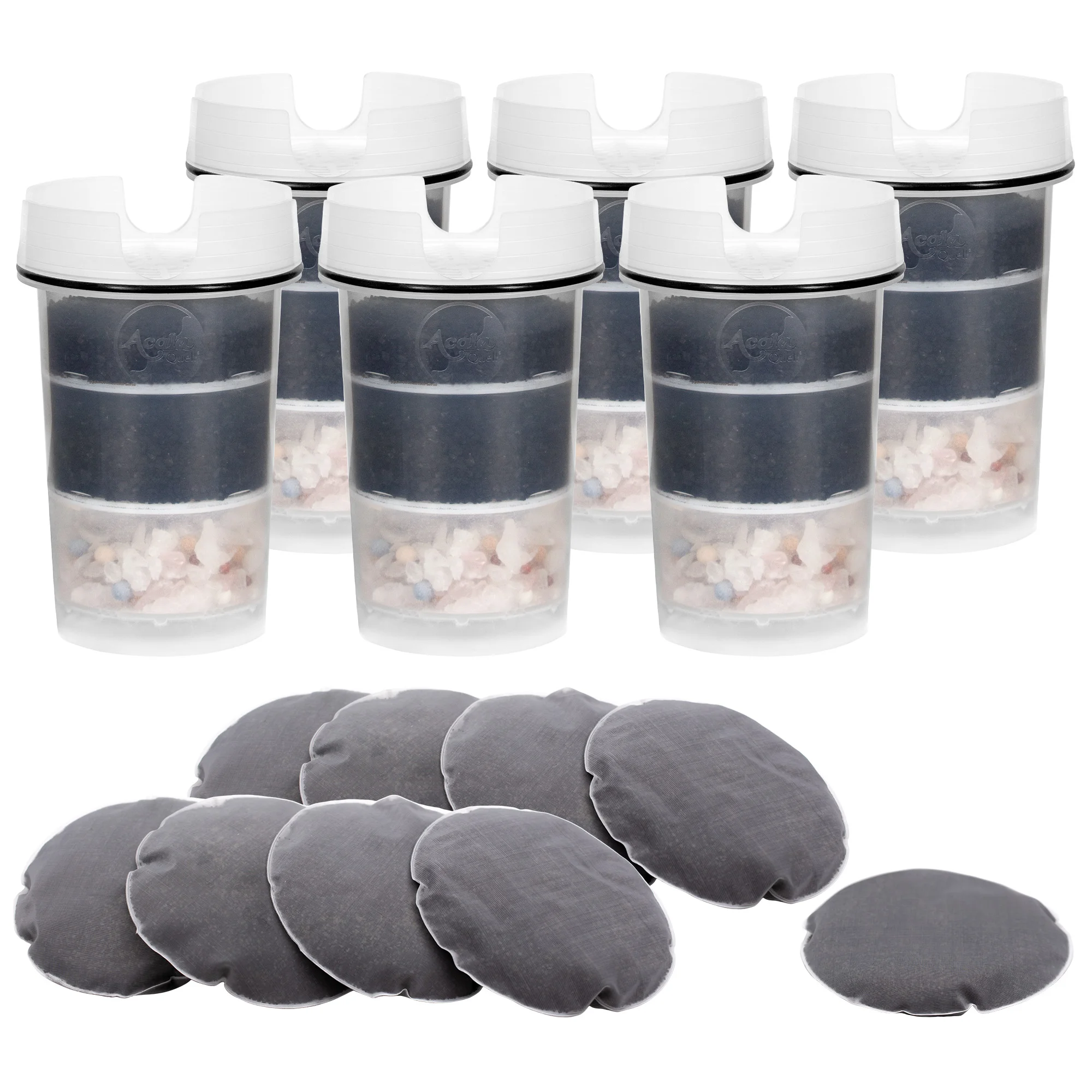 Sechs Dreifill Kartuschen für AcalaQuell Kannenwasserfilter ONE, Swing, Sunny, Wassetto und Silizia nebeneinander stehend, davor liegen neun schwarze Kalkfilterpads. Mit diesem Jahrespaket kann man zwölf Monate Wasser filtern und Kalk reduzieren.