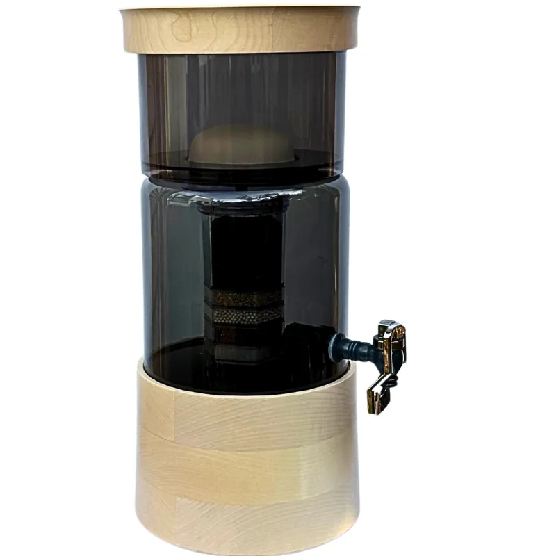 AcalaQuell Mini Wasserfilter mit anthrazitfarbenem oberen Tank, Glastank, flachem Deckel und Sockel aus Ahorn-Echtholz.
