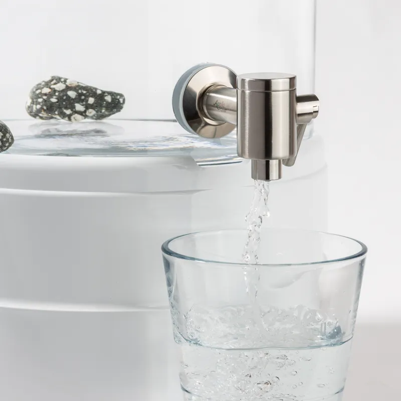 Makino V2 beom ausgießen von Wasser