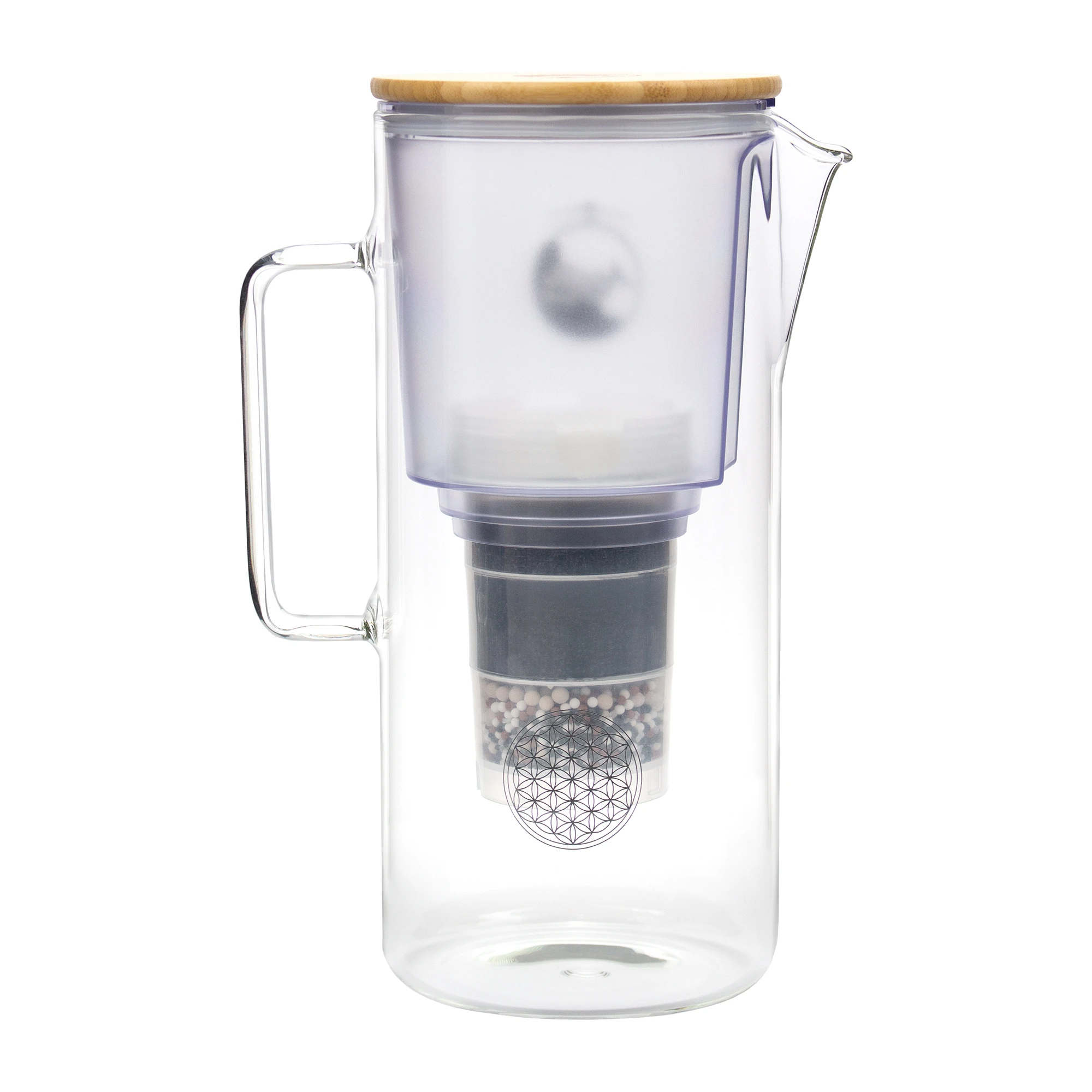 Zu sehen ist der Acala Kannenfilter Silizia aus Glas inklusive einer Filterkartusche und einem Mikroschwamm mit Bambus Deckel vor weißem Hintergrund. Man schaut auf die Rückseite des Filters und sieht die Blume des Lebens aufgedruckt.