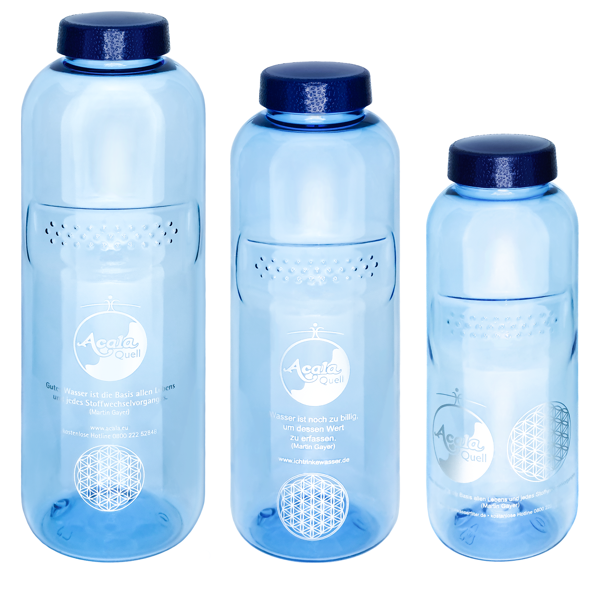 Zu sehen sind 3 blaue Tritan Trinkflaschen verschiedener Größe mit dunkelblauem Schraubdeckel. Man sieht das Optimal Set Grip bestehend aus einer Flasche 1L, einer Flasche 0,75L und einer Flasche 0,5L. 
