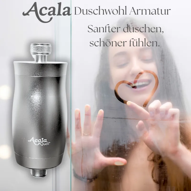 Frau in Dusche zeichnet Herz an beschlagene Scheibe auf der Scheibe steht akalabusch wohl Armatur sanfter Duschen schöner fühlen