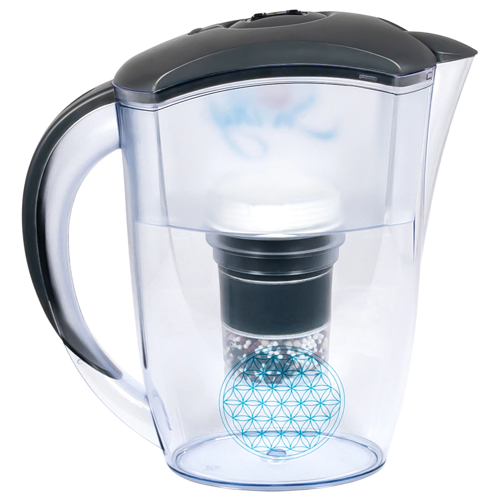 Zu sehen ist der Acala Swing Kannen Wasserfilter inklusive einer Filterkartusche und einem Mikroschwamm mit Deckel und Griff in anthrazit vor weißem Hintergrund. Man schaut auf die Rückseite des Filters und sieht die Blume des Lebens aufgedruckt.