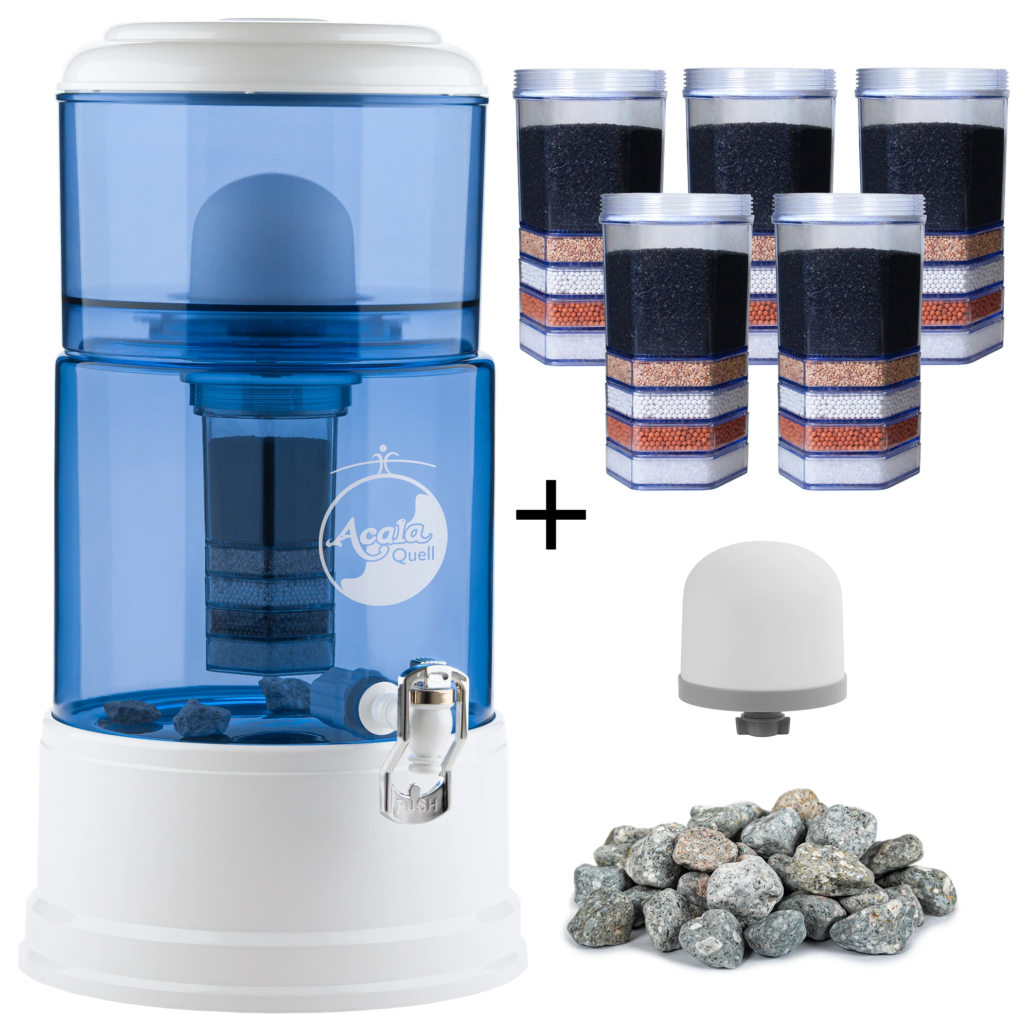 Zu sehen ist der Acala Smart in blau-weiß inklusive einer Filterkartusche und einem Keramikfilter. Zusätzlich sieht man 5 Filterkartuschen, einen Keramikfilter und einen Haufen Mineralsteine. Man sieht das große Einsteigerpaket für zwei Jahre.