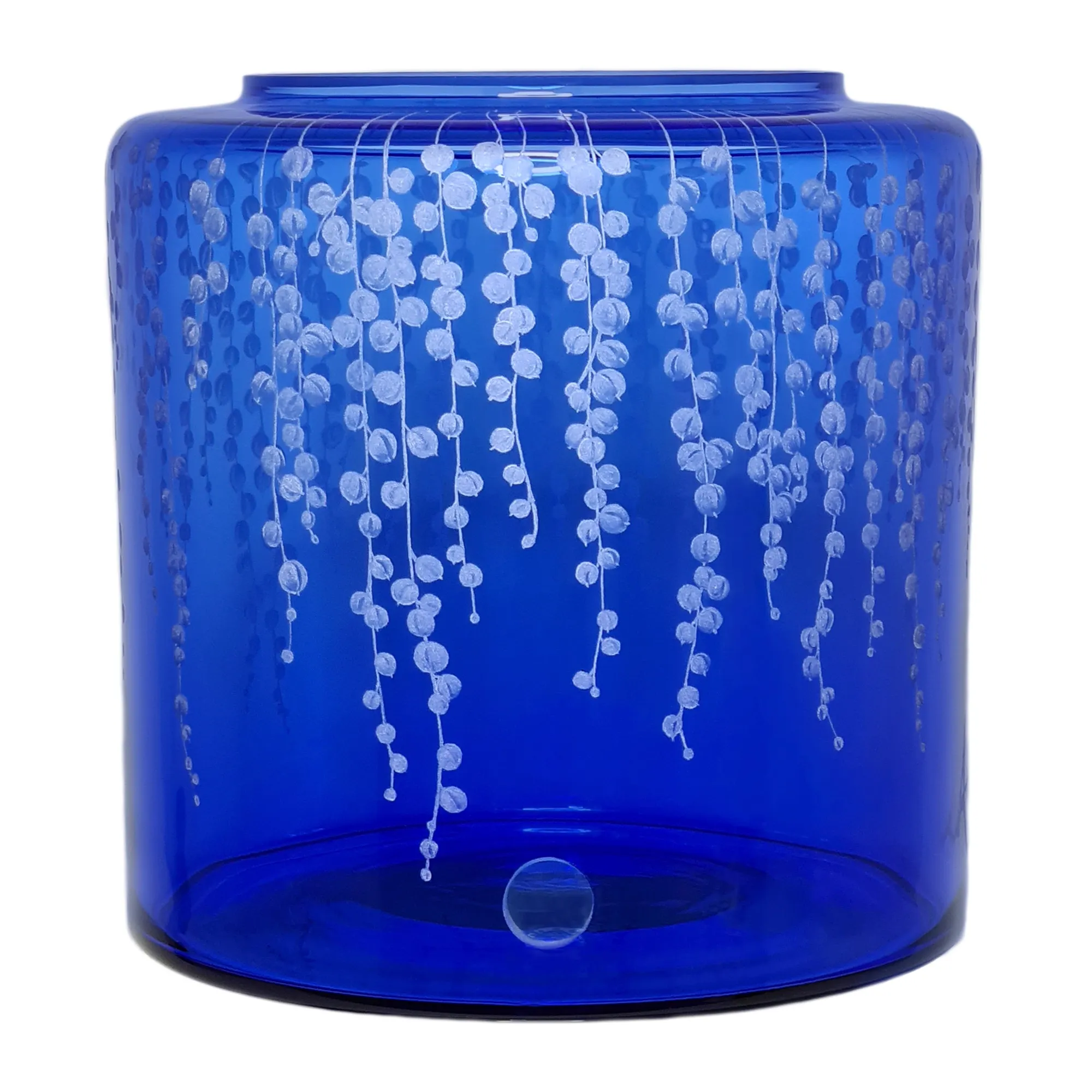 Vorratstank für einen Acala Wasserfilter Mini mit einer Handgravur. Die Gravur zeigt, auf blauem Glas, senecio-rowleyanus, eine Pflanze mit Blättern, die wie Erbsen ausschauen.Ansicht von vorne.