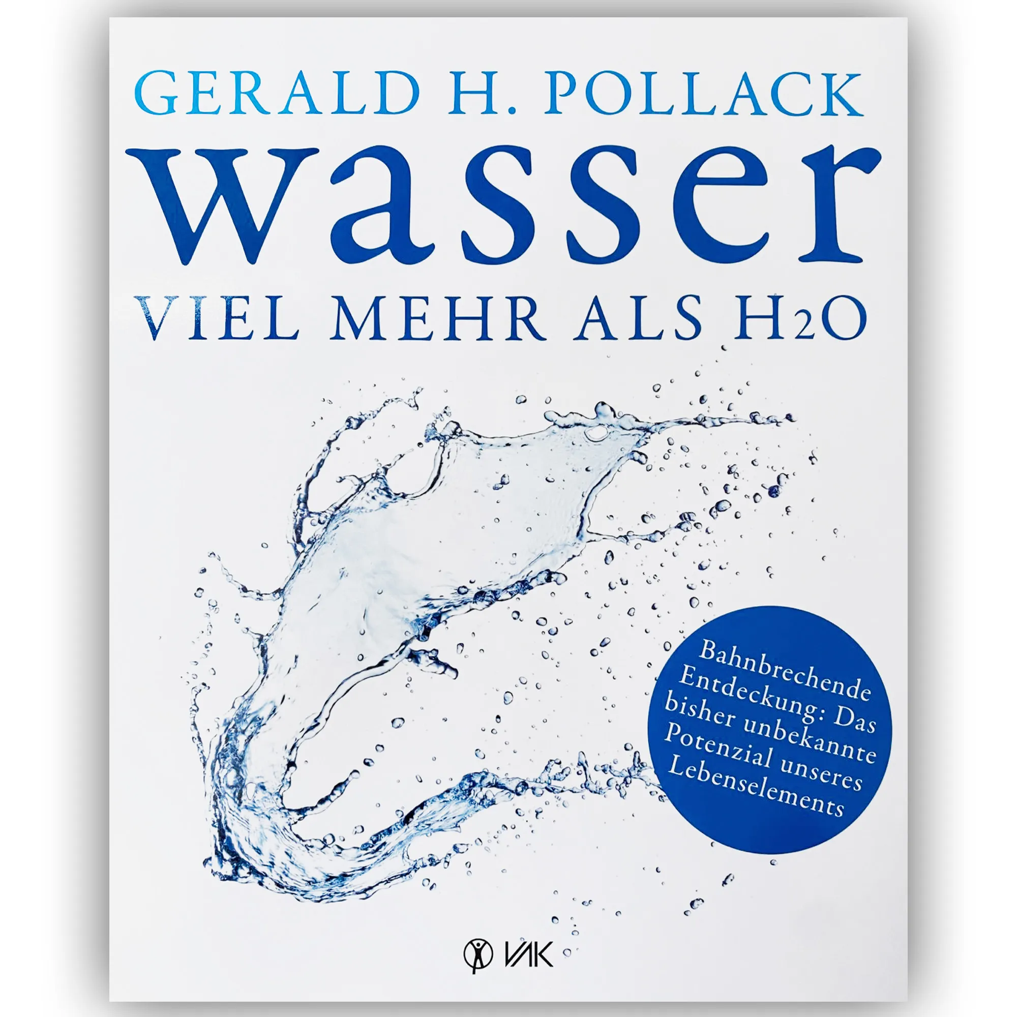 Zu sehen ist das Cover des Buches „Wasser viel mehr als H2O von Gerald H. Pollack auf weißem Untergrund. Der Einband ist weiß glänzend, die Schrift blau. Bahnbrechende Entdeckungen: Das bisher unbekannte Potenzial unseres Lebenselements.